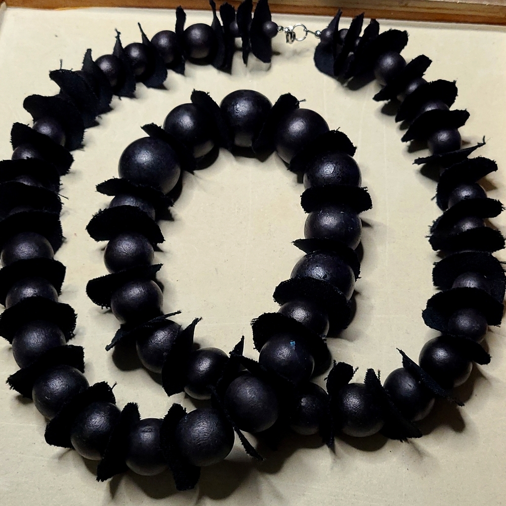 Long wood and cloth necklace